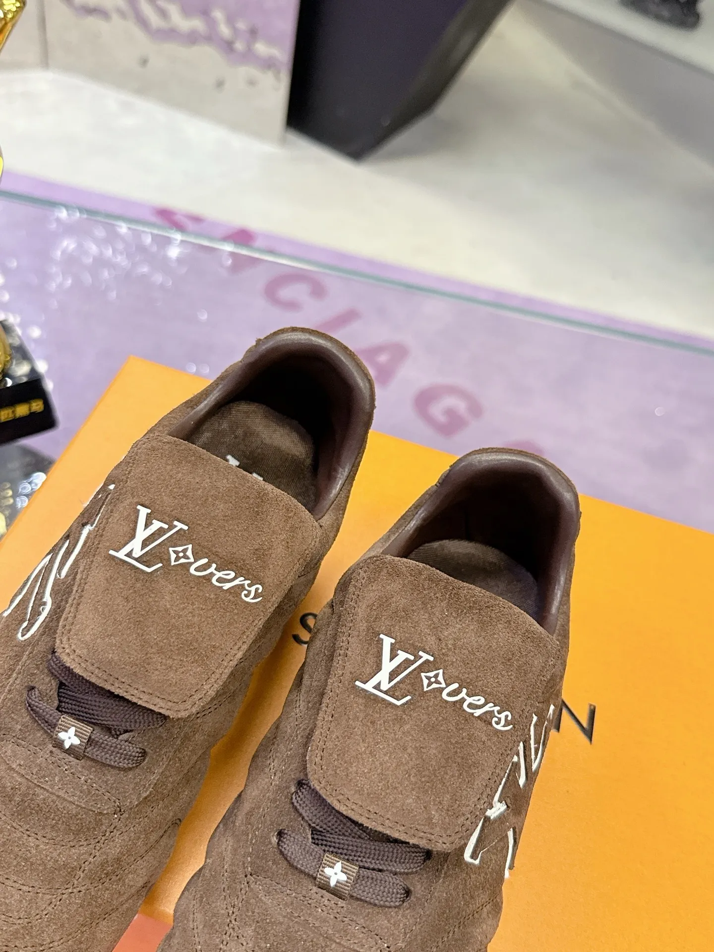 Factory price: 700💰 2025 new LV sneakers for couples, 🔥🔥🔥You will look fashionable when you wear them ❤️ LV football shoe series 💗 This Footprint Soccer sneaker was unveiled in the 2025 spring and summer series fashion show. It is the first sneaker designed by Pharrell Williams inspired by football shoes. The shoes are inspired by football, a sport that spans generations and cultures💎, echoing the theme of unity and universal participation in the 2025 spring and summer series fashion show. The shoe is known for its sleek design, with the dynamic IV Initials logo embellished on the side, the Lvers United emblem inspired by the football team on the tongue, and the sole patterned rubber sole decorated with multiple Louis Vuitton logos. Stylish and casual wear, a trend-setter in the fashion industry. Made of imported cowhide with full craftsmanship💓 Number of sizes (women’s 35-41, women’s 41 customized) (men’s 39-46, 45-46 customized)